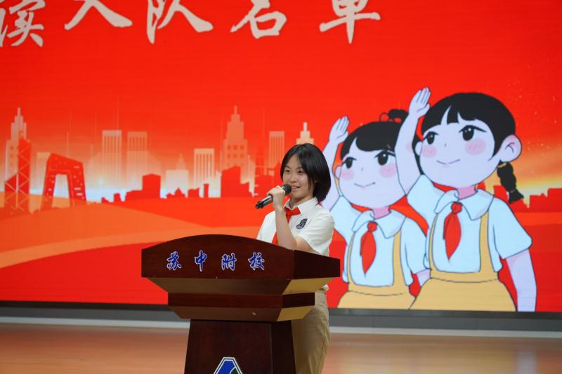 宣读新队员名单.JPG